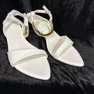 NWT COUTGO KITTEN HEEL WITH WRAPPED ANKLE